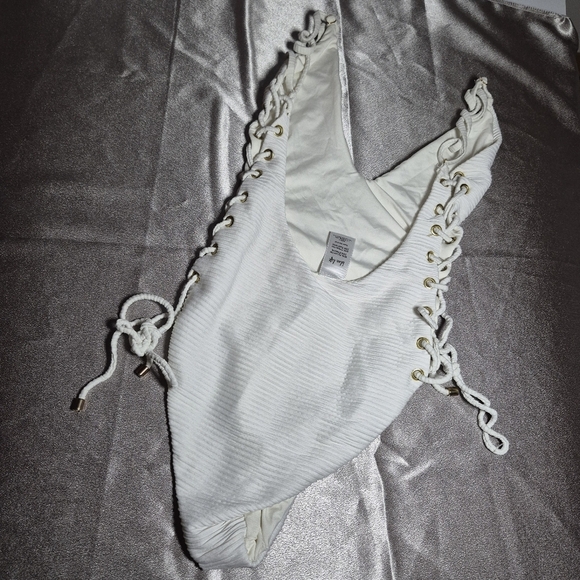 Blue Life‎ White Bodysuit with High-Cut Design and Side Cutouts - Picture 4 of 5